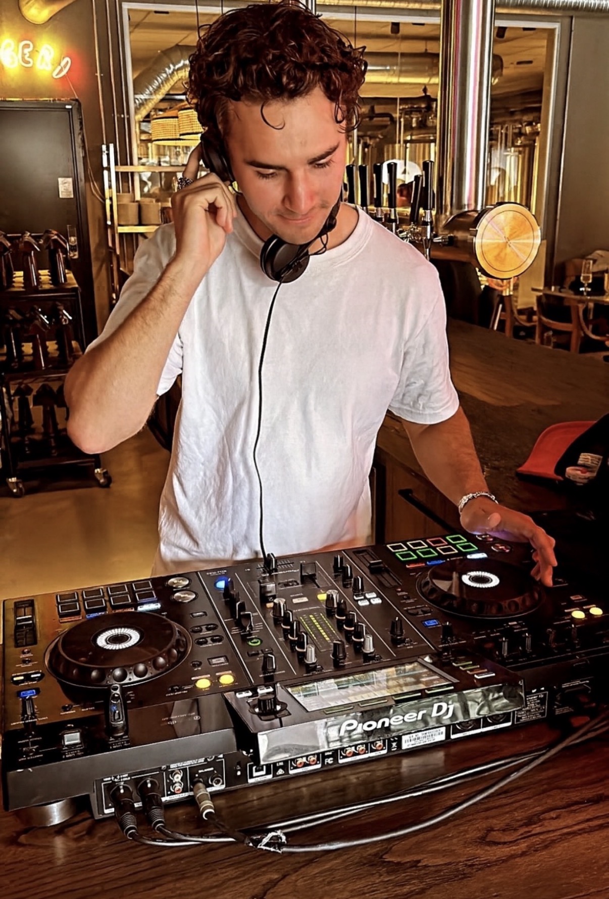 Stämning från restaurangkväll med DJ