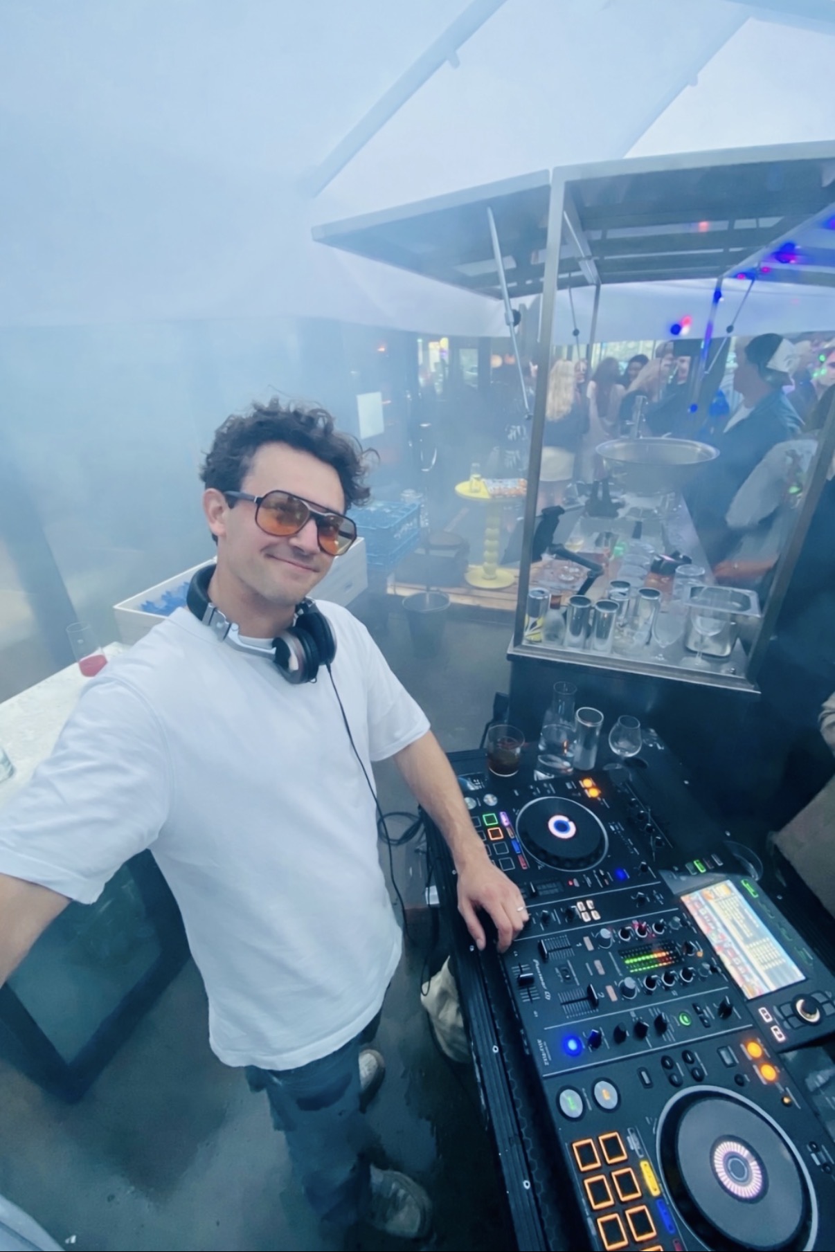 Vy från DJ-booth ut mot publik och rök