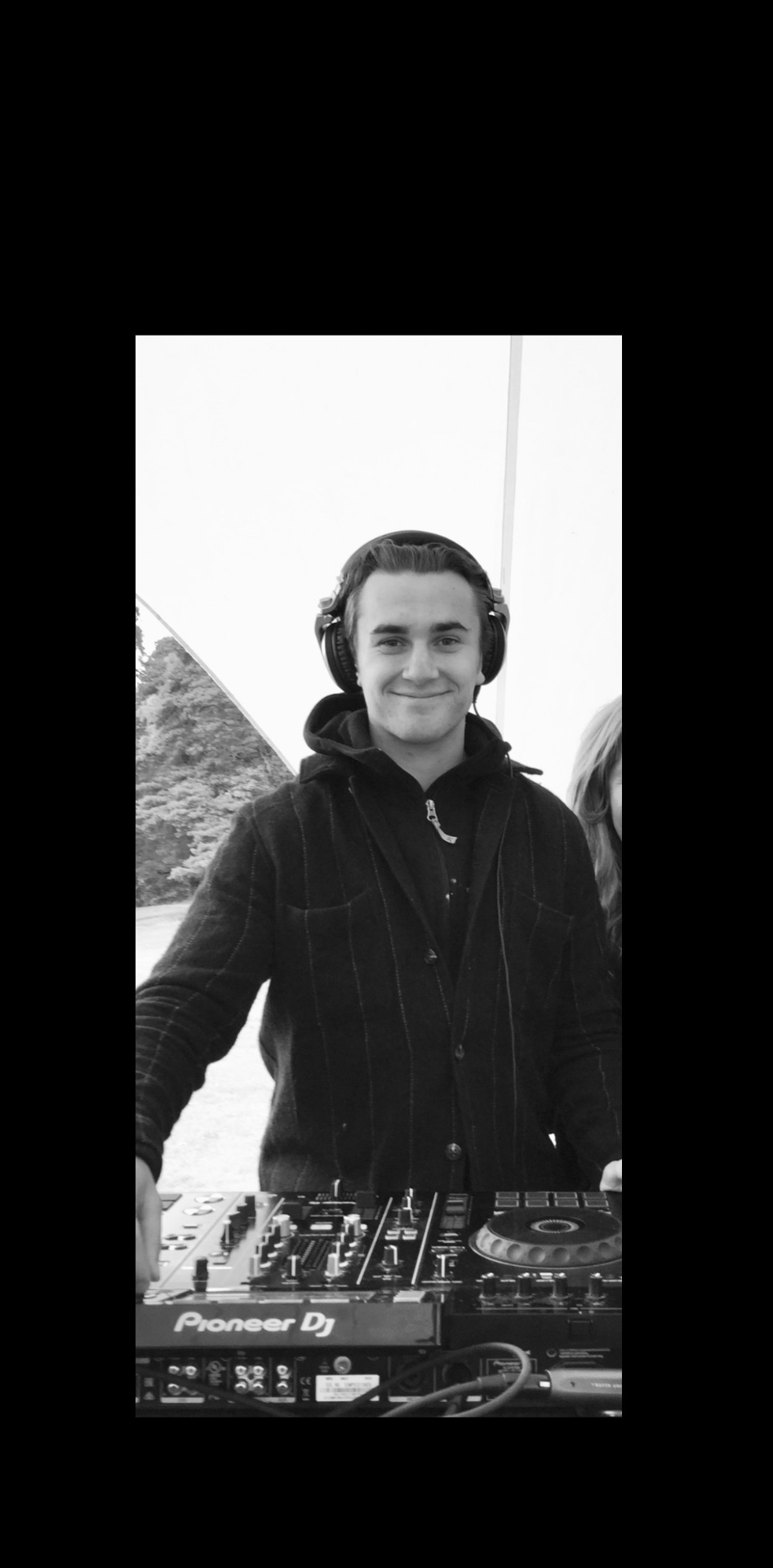 DJ EDVIN i svartvitt bakom decken