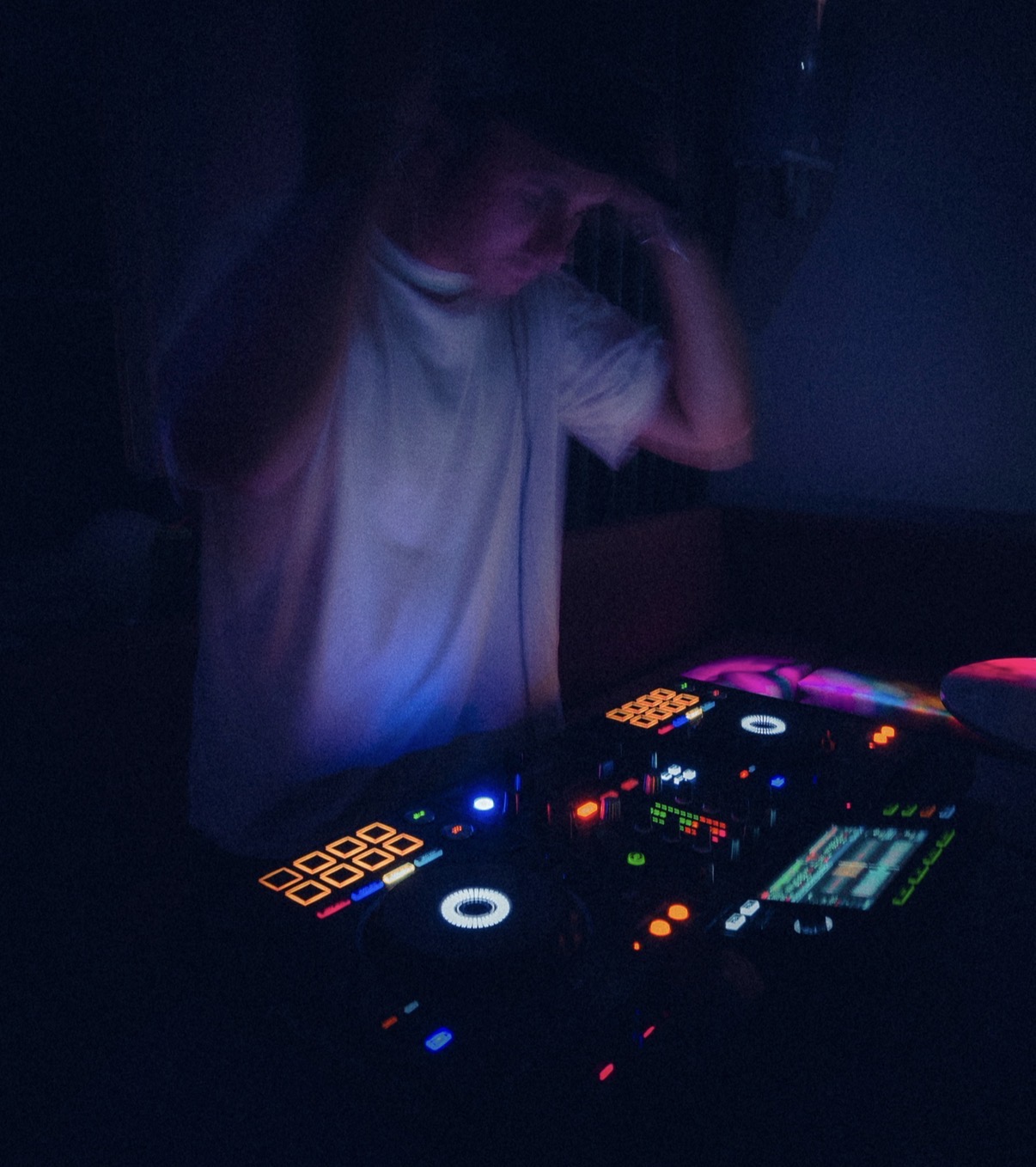 DJ-booth i klubbmiljö med färgade lampor